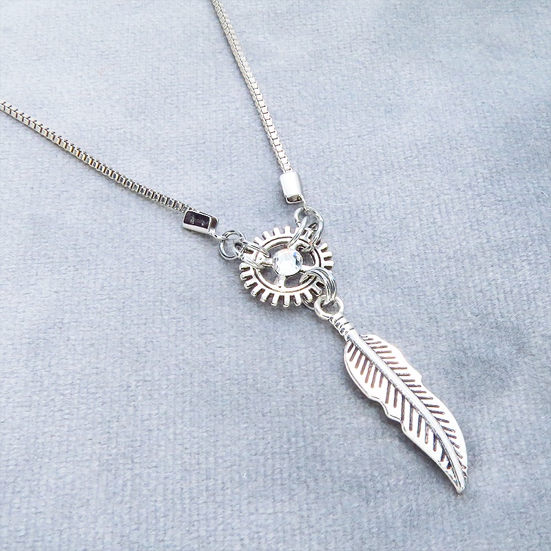 アンティークシルバーフェザーと歯車を組合せたコンパクトなネックレス ラインストーン 長さ調整可