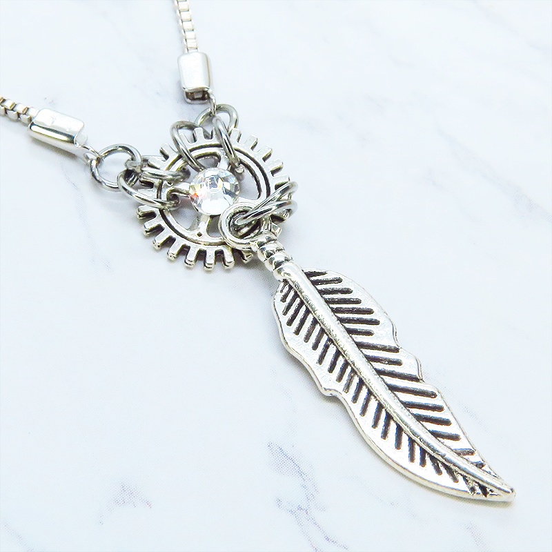 アンティークシルバーフェザーと歯車を組合せたコンパクトなネックレス ラインストーン 長さ調整可