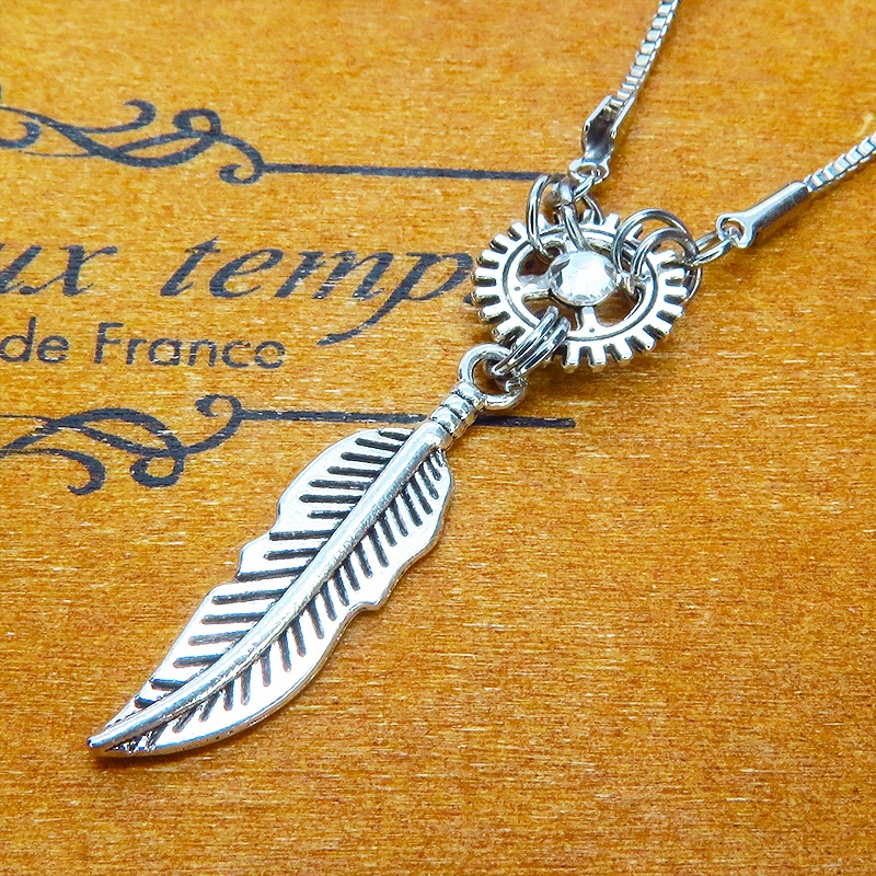 アンティークシルバーフェザーと歯車を組合せたコンパクトなネックレス ラインストーン 長さ調整可