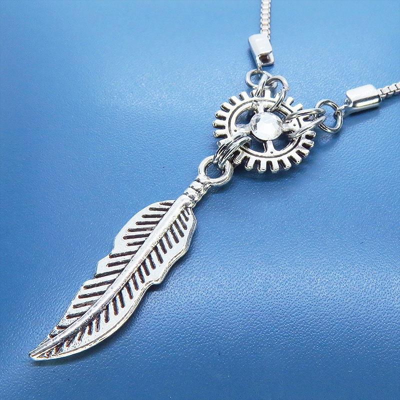 アンティークシルバーフェザーと歯車を組合せたコンパクトなネックレス ラインストーン 長さ調整可