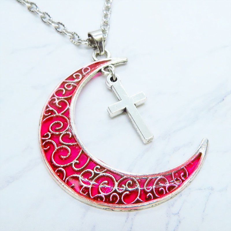 アンティークシルバー アラベスク調の透かし模様のスカーレットカラーの三日月とロザリオのネックレス 長さ調整可