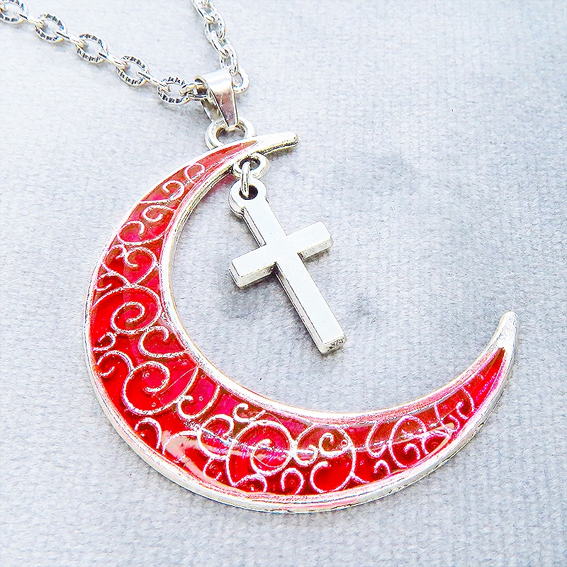 アンティークシルバー アラベスク調の透かし模様のスカーレットカラーの三日月とロザリオのネックレス 長さ調整可