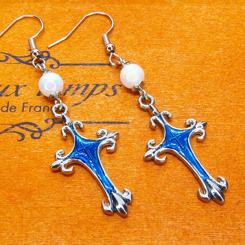 アンティークシルバー ゴシック調ブルーロザリオとホワイトビーズを組合せたピアス ブルーレジン サージカル可