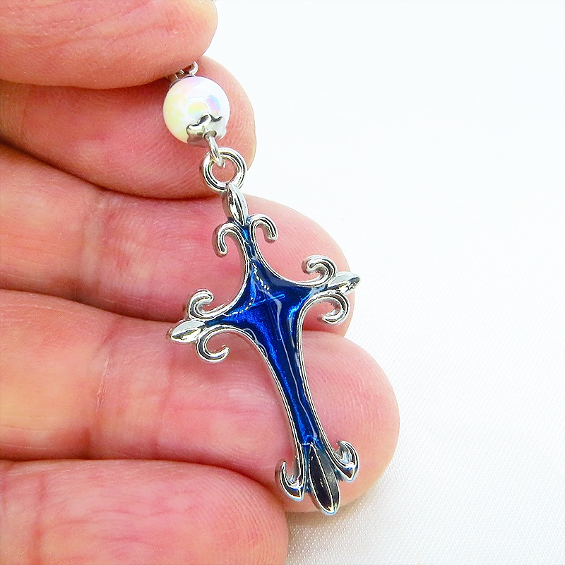 アンティークシルバー ゴシック調ブルーロザリオとホワイトビーズを組合せたピアス ブルーレジン サージカル可