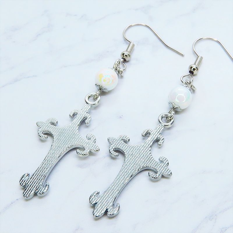 アンティークシルバー ゴシック調ブルーロザリオとホワイトビーズを組合せたピアス ブルーレジン サージカル可