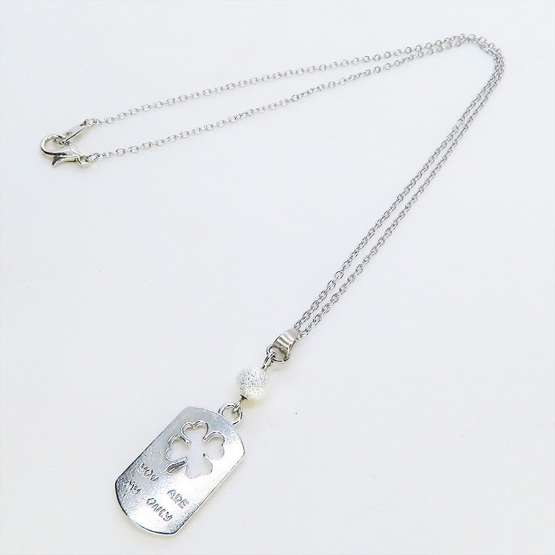 シルバーカラー 四つ葉のクローバーのあるタグプレートペンダントネックレス 長さ調整可