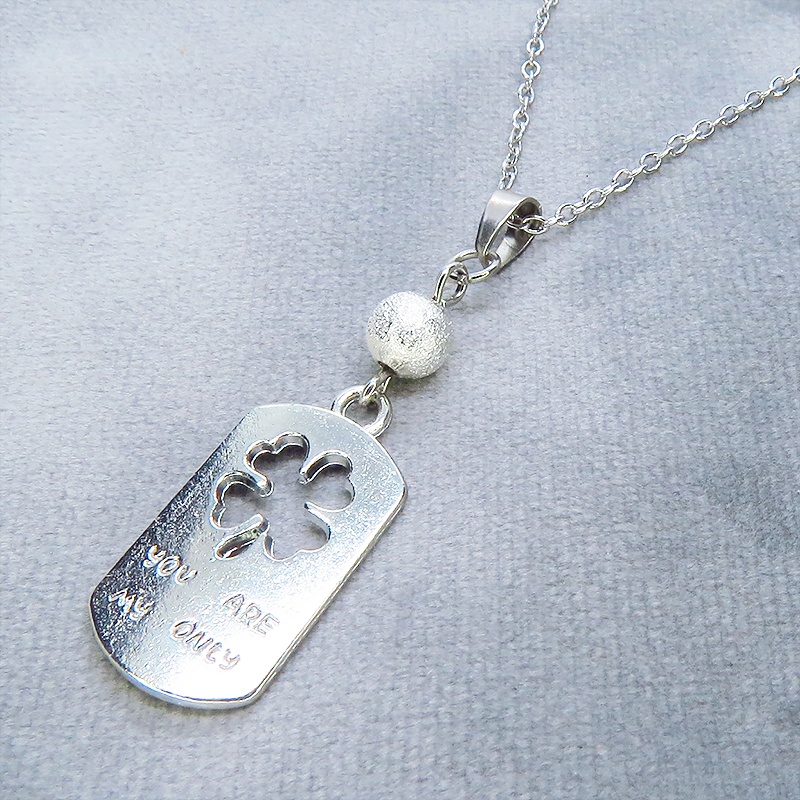 シルバーカラー 四つ葉のクローバーのあるタグプレートペンダントネックレス 長さ調整可