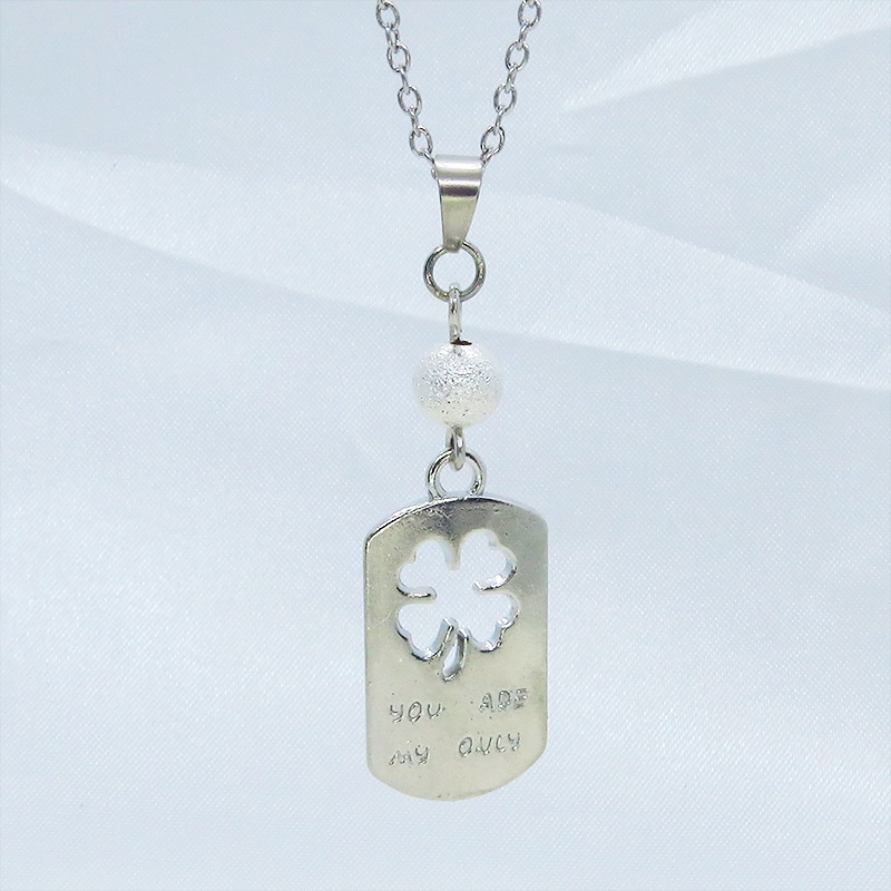 シルバーカラー 四つ葉のクローバーのあるタグプレートペンダントネックレス 長さ調整可