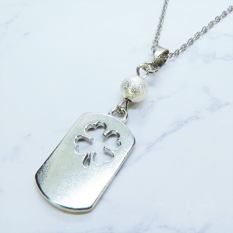 シルバーカラー 四つ葉のクローバーのあるタグプレートペンダントネックレス 長さ調整可