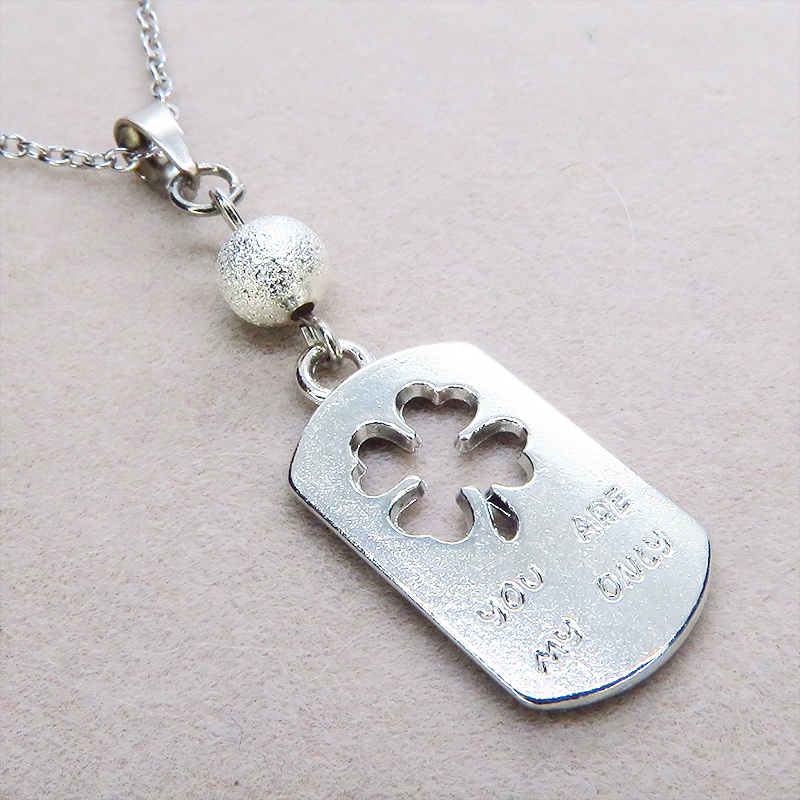 シルバーカラー 四つ葉のクローバーのあるタグプレートペンダントネックレス 長さ調整可