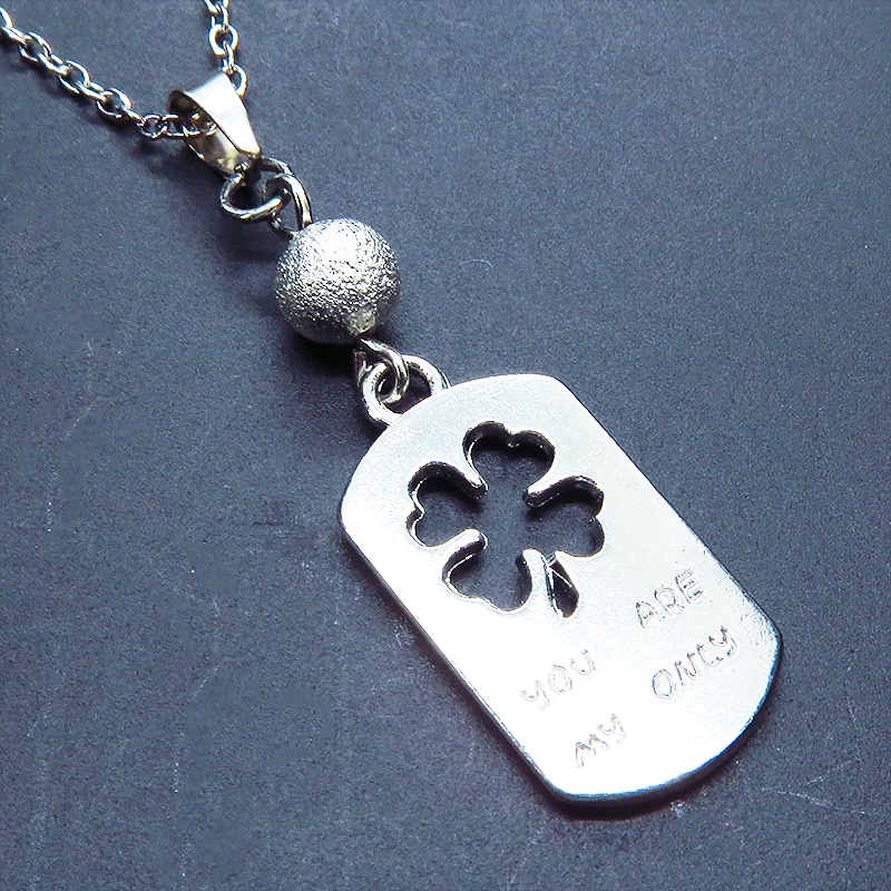 シルバーカラー 四つ葉のクローバーのあるタグプレートペンダントネックレス 長さ調整可