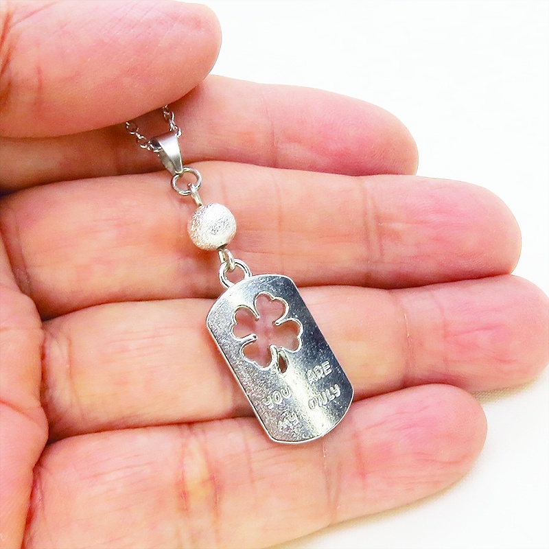 シルバーカラー 四つ葉のクローバーのあるタグプレートペンダントネックレス 長さ調整可