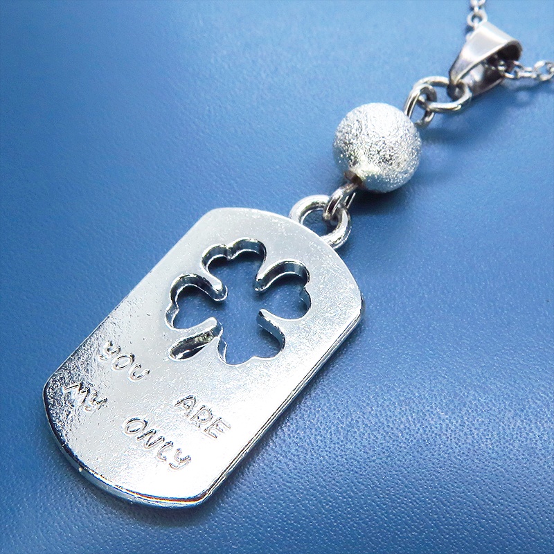 シルバーカラー 四つ葉のクローバーのあるタグプレートペンダントネックレス 長さ調整可