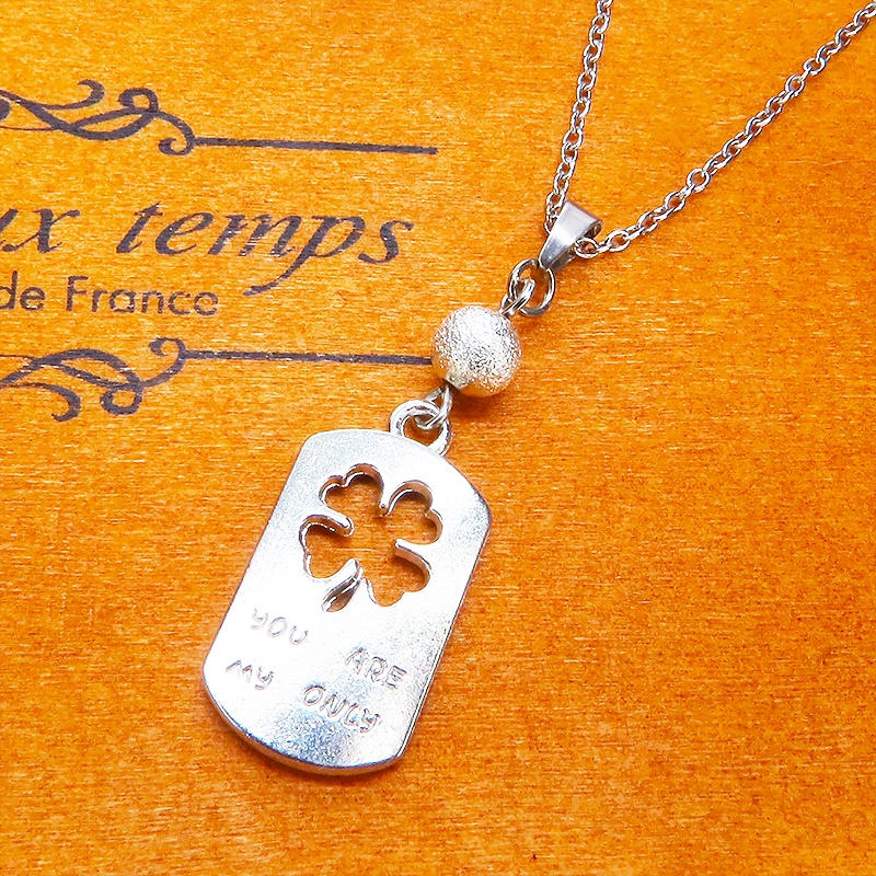 シルバーカラー 四つ葉のクローバーのあるタグプレートペンダントネックレス 長さ調整可