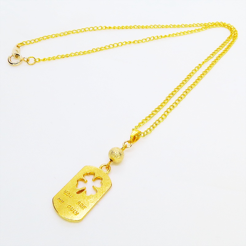 ゴールドカラー 四つ葉のクローバーのあるタグプレートペンダントネックレス 長さ調整可