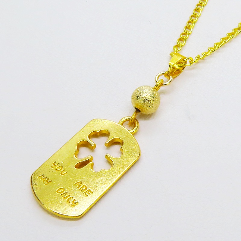 ゴールドカラー 四つ葉のクローバーのあるタグプレートペンダントネックレス 長さ調整可