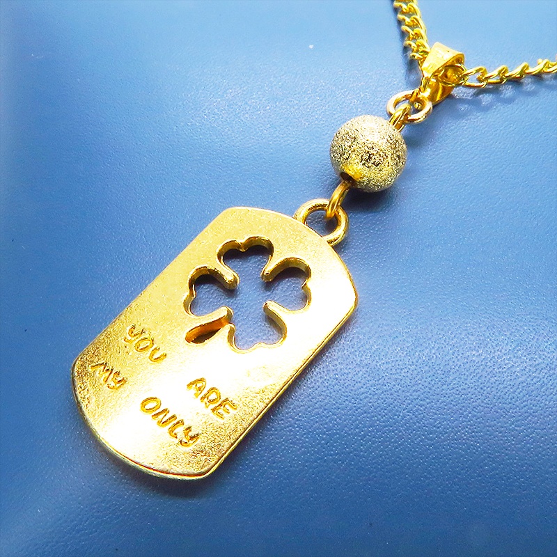 ゴールドカラー 四つ葉のクローバーのあるタグプレートペンダントネックレス 長さ調整可