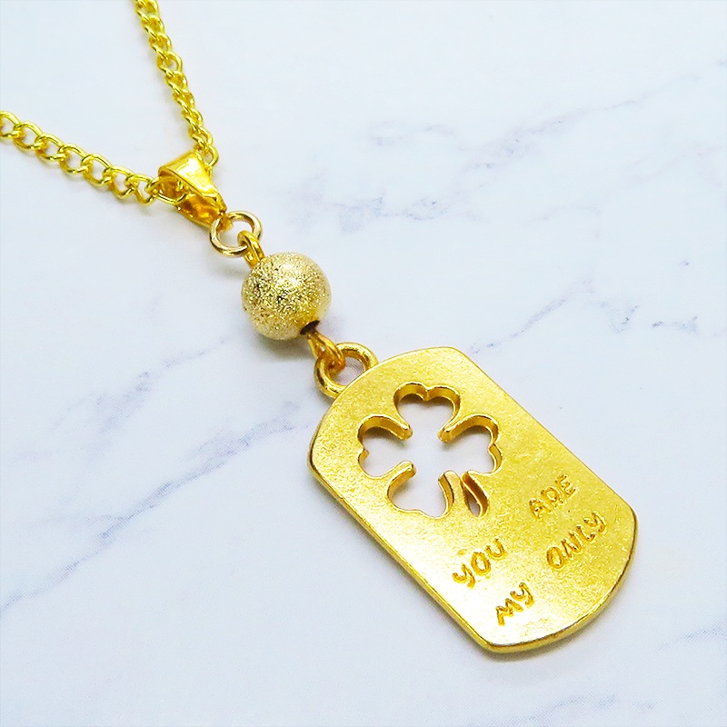 ゴールドカラー 四つ葉のクローバーのあるタグプレートペンダントネックレス 長さ調整可