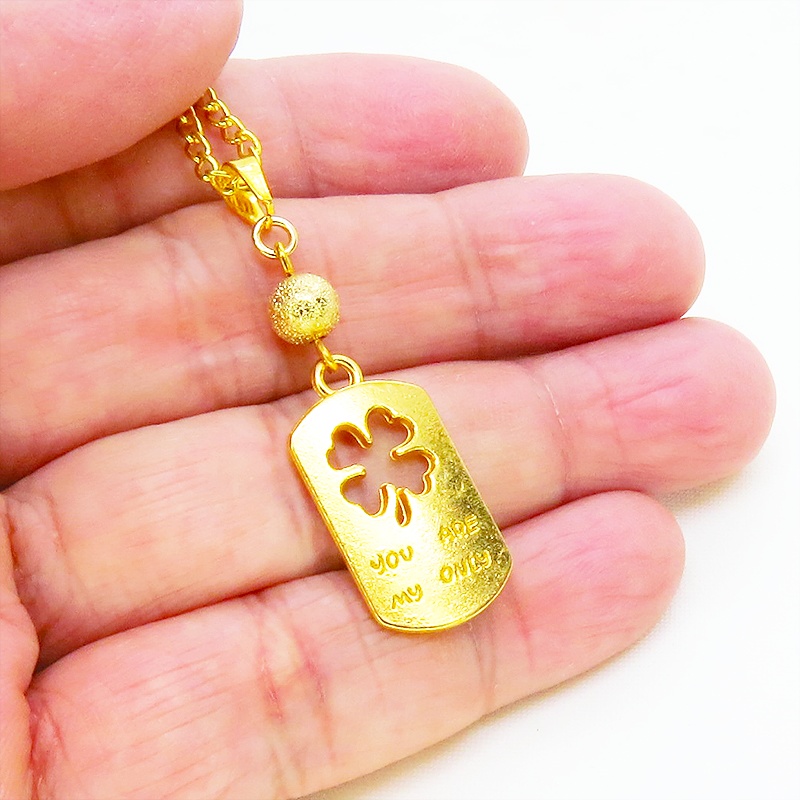 ゴールドカラー 四つ葉のクローバーのあるタグプレートペンダントネックレス 長さ調整可