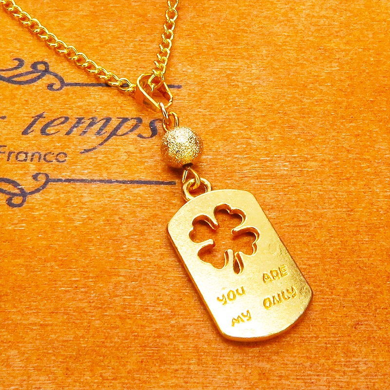 ゴールドカラー 四つ葉のクローバーのあるタグプレートペンダントネックレス 長さ調整可