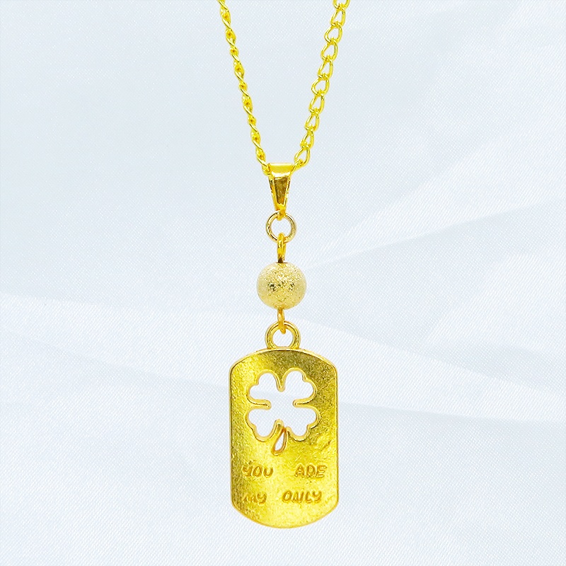 ゴールドカラー 四つ葉のクローバーのあるタグプレートペンダントネックレス 長さ調整可