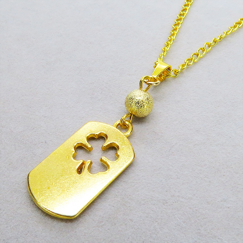 ゴールドカラー 四つ葉のクローバーのあるタグプレートペンダントネックレス 長さ調整可