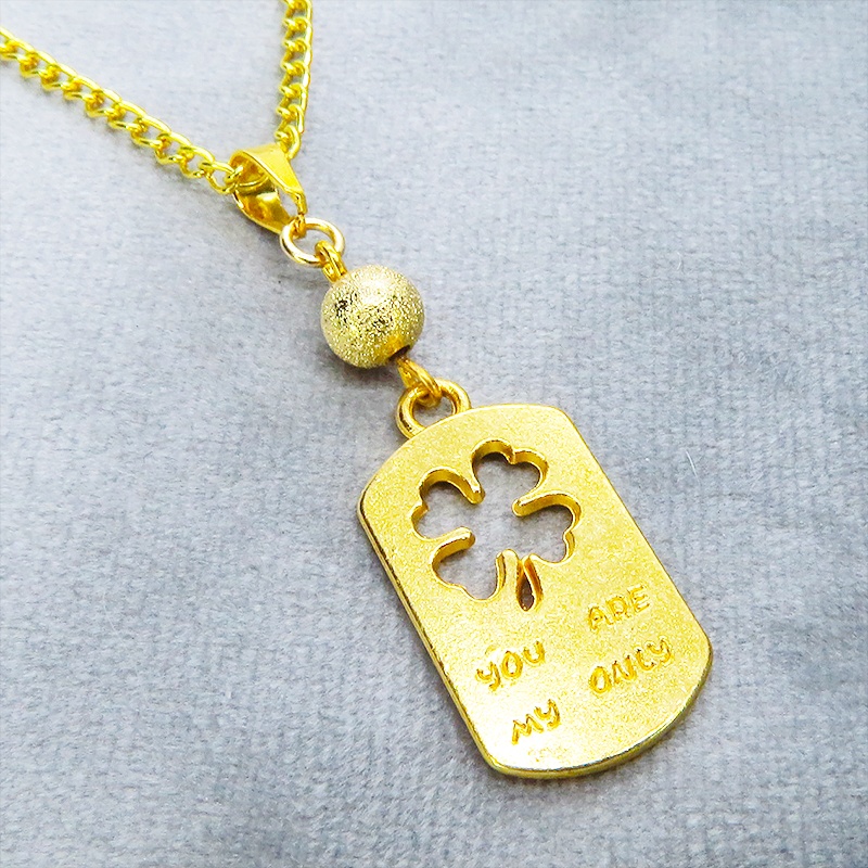 ゴールドカラー 四つ葉のクローバーのあるタグプレートペンダントネックレス 長さ調整可