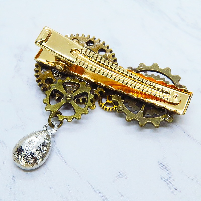 アンティークゴールド ゴールドカラーの猫と歯車を組合せたスチームパンク風ヘアクリップ 髪飾り レジン ラインストーン