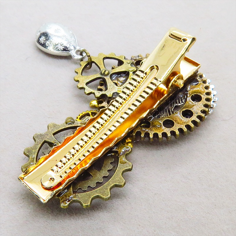アンティークゴールド ゴールドカラーの猫と歯車を組合せたスチームパンク風ヘアクリップ 髪飾り レジン ラインストーン