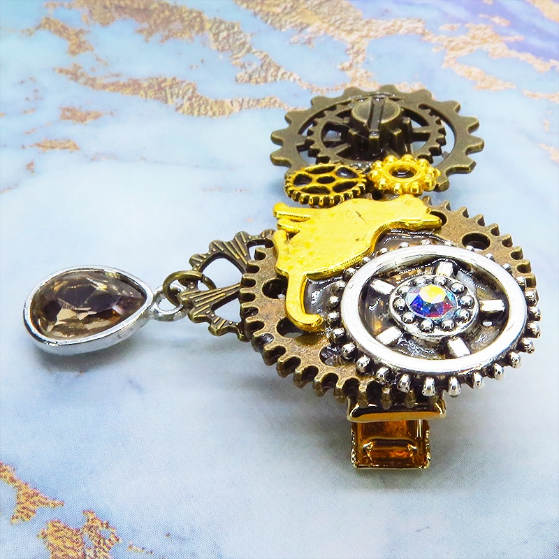 アンティークゴールド ゴールドカラーの猫と歯車を組合せたスチームパンク風ヘアクリップ 髪飾り レジン ラインストーン