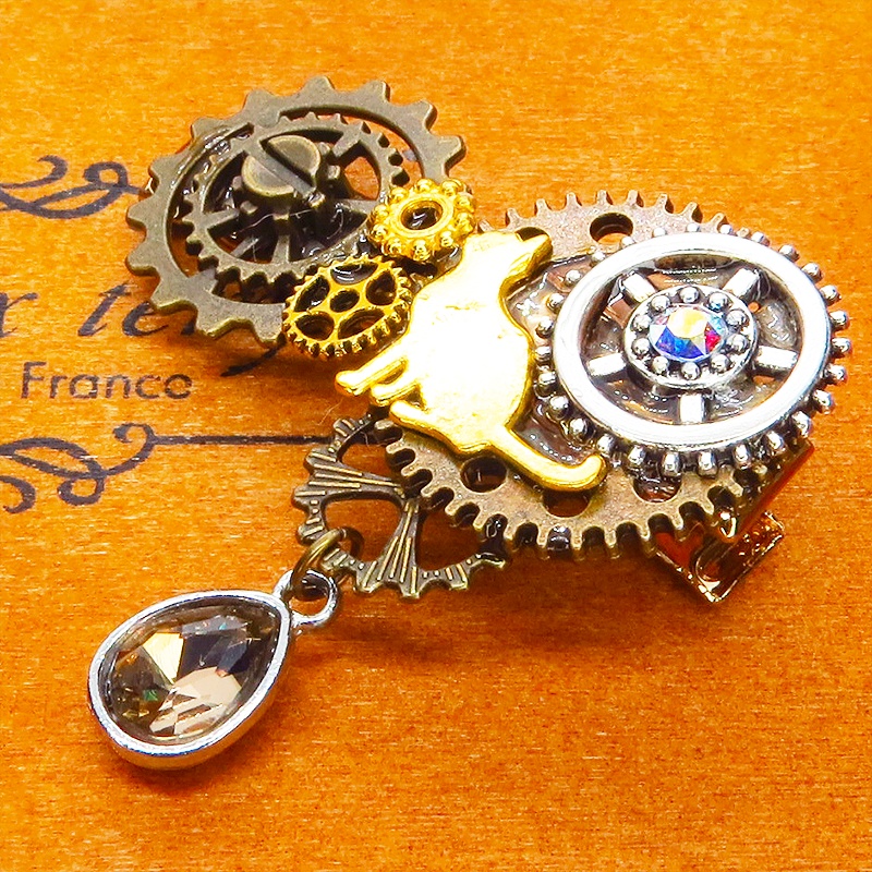 アンティークゴールド ゴールドカラーの猫と歯車を組合せたスチームパンク風ヘアクリップ 髪飾り レジン ラインストーン