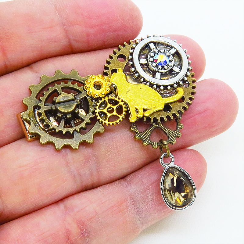 アンティークゴールド ゴールドカラーの猫と歯車を組合せたスチームパンク風ヘアクリップ 髪飾り レジン ラインストーン