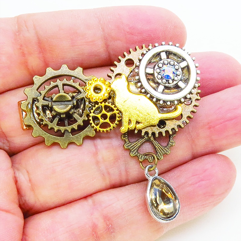 アンティークゴールド ゴールドカラーの猫と歯車を組合せたスチームパンク風ヘアクリップ 髪飾り レジン ラインストーン