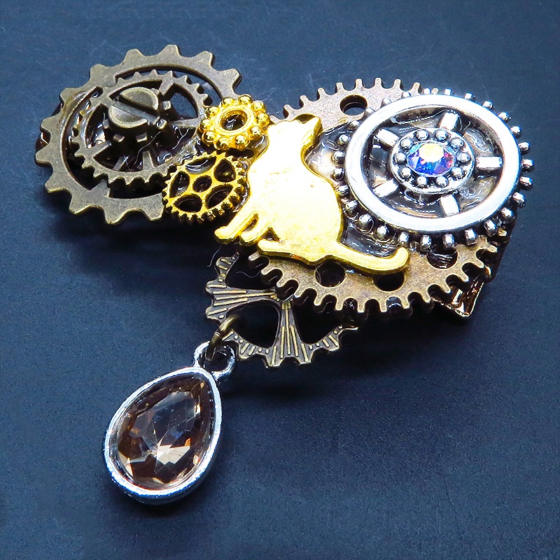 アンティークゴールド ゴールドカラーの猫と歯車を組合せたスチームパンク風ヘアクリップ 髪飾り レジン ラインストーン