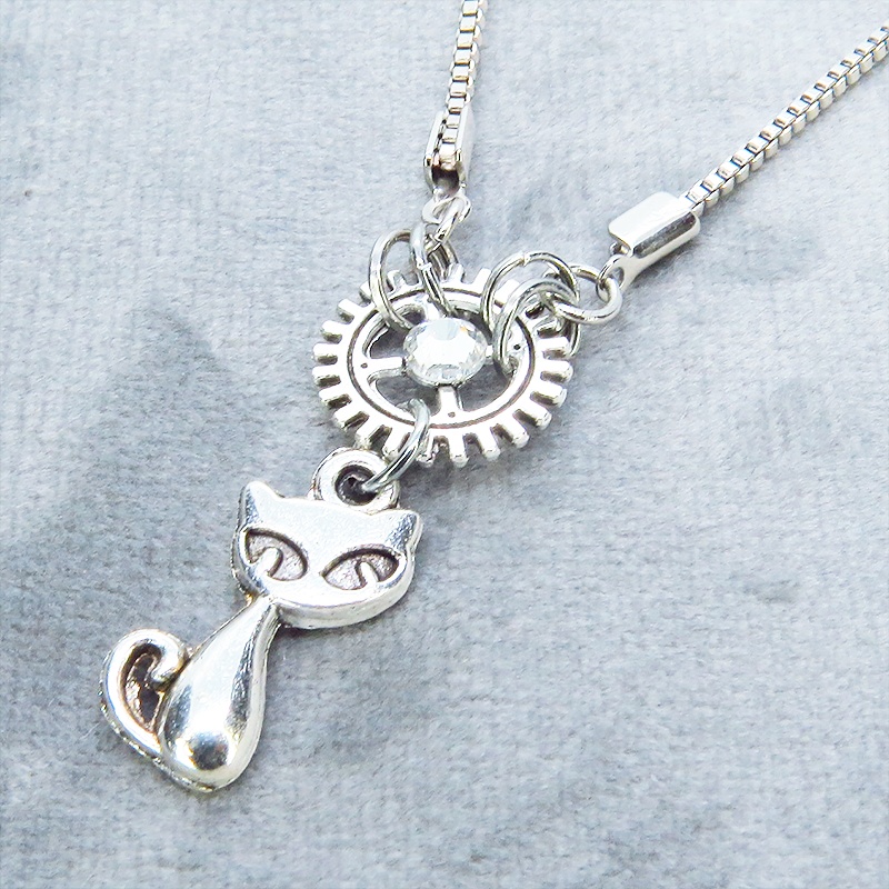 アンティークシルバー 猫と歯車のコンパクトなネックレス ベネチアンチェーン アジャスター可