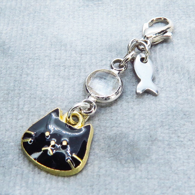 マスク・スマホチャーム ブラックカラー 猫フェイスモチーフのコンパクトなチャーム ラインストーン 金具変更可