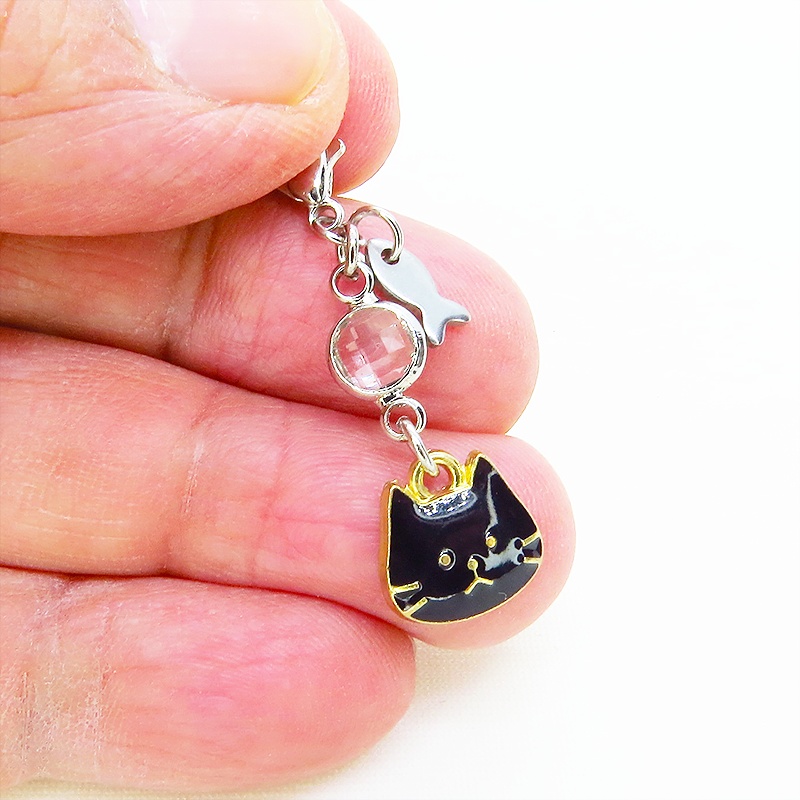 マスク・スマホチャーム ブラックカラー 猫フェイスモチーフのコンパクトなチャーム ラインストーン 金具変更可