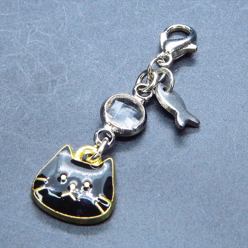 マスク・スマホチャーム ブラックカラー 猫フェイスモチーフのコンパクトなチャーム ラインストーン 金具変更可