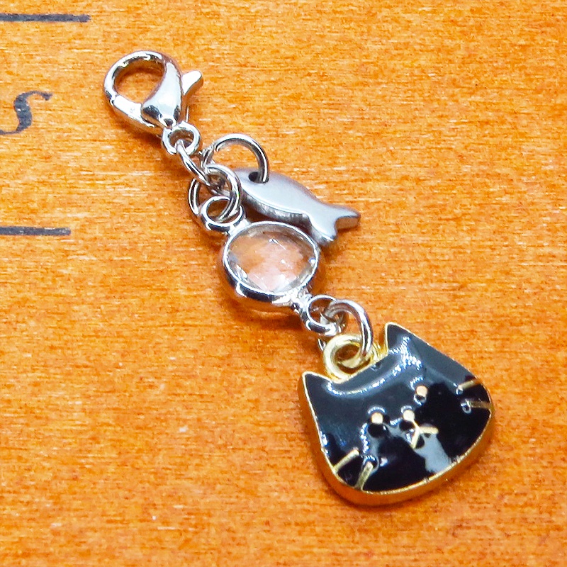 マスク・スマホチャーム ブラックカラー 猫フェイスモチーフのコンパクトなチャーム ラインストーン 金具変更可