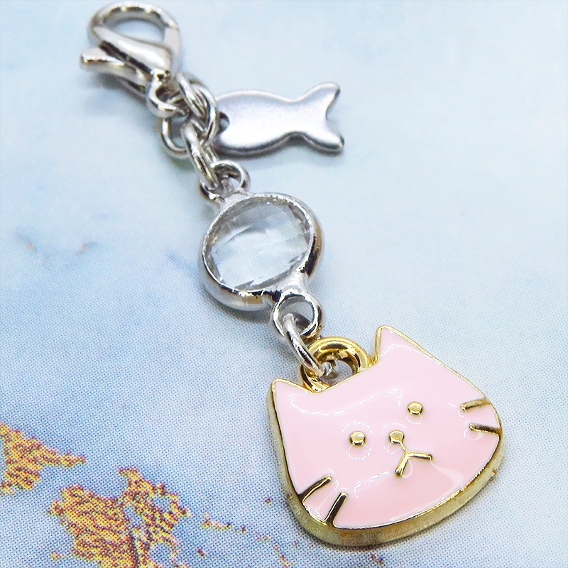 マスク・スマホチャーム ライトピンク 猫フェイスモチーフのコンパクトなチャーム ラインストーン 金具変更可