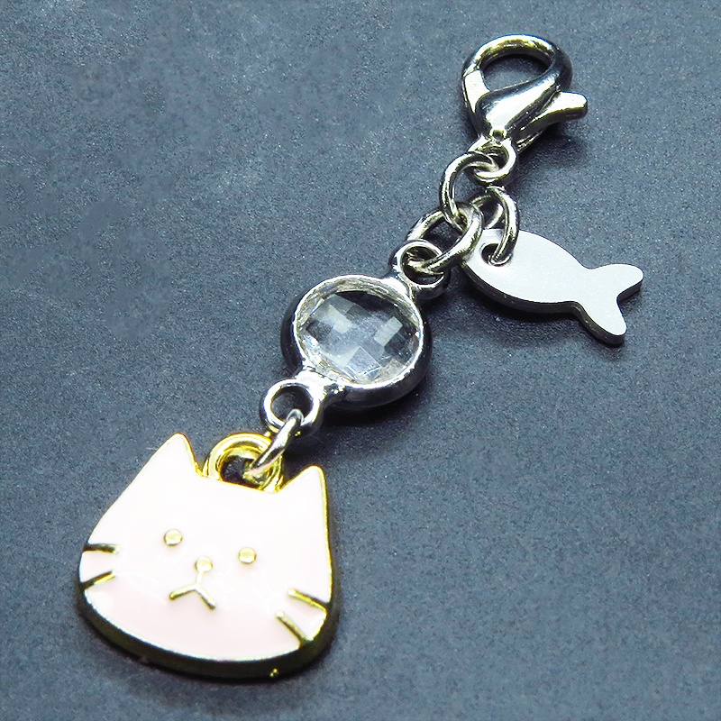 マスク・スマホチャーム ライトピンク 猫フェイスモチーフのコンパクトなチャーム ラインストーン 金具変更可