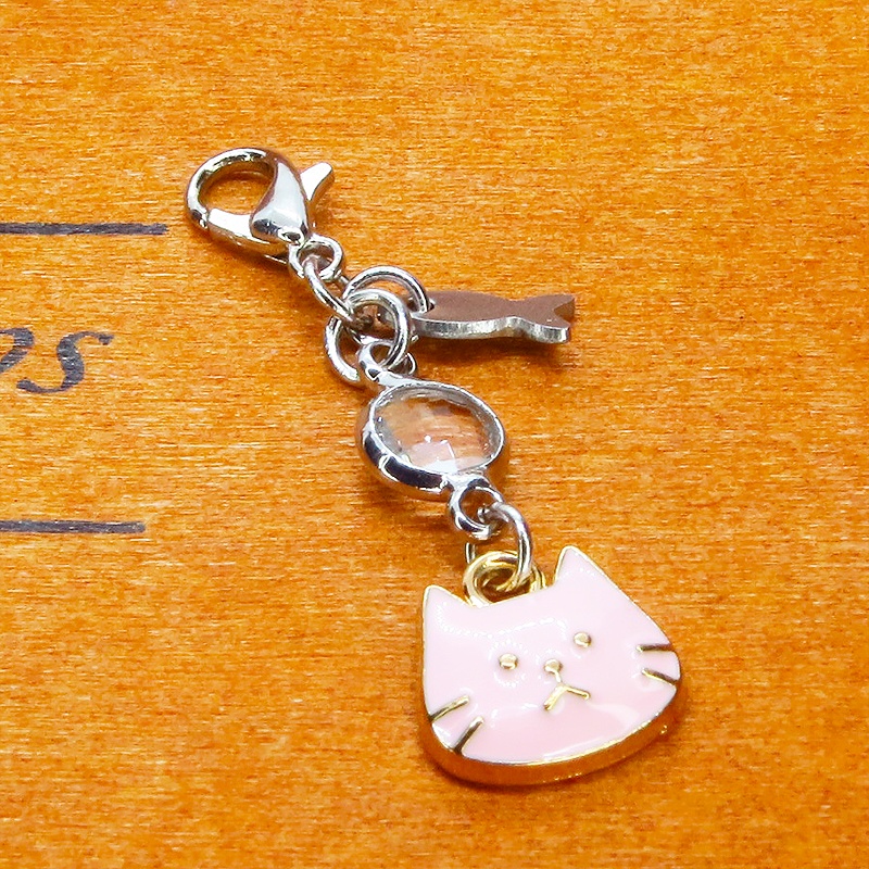 マスク・スマホチャーム ライトピンク 猫フェイスモチーフのコンパクトなチャーム ラインストーン 金具変更可