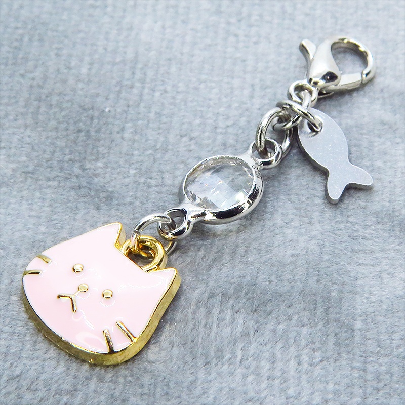 マスク・スマホチャーム ライトピンク 猫フェイスモチーフのコンパクトなチャーム ラインストーン 金具変更可