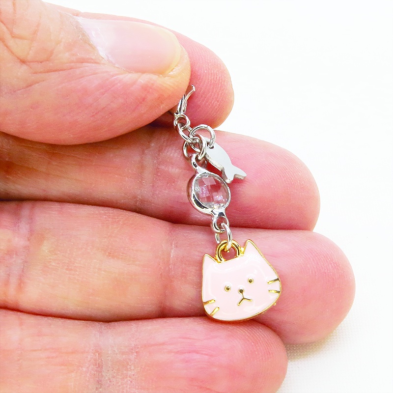 マスク・スマホチャーム ライトピンク 猫フェイスモチーフのコンパクトなチャーム ラインストーン 金具変更可