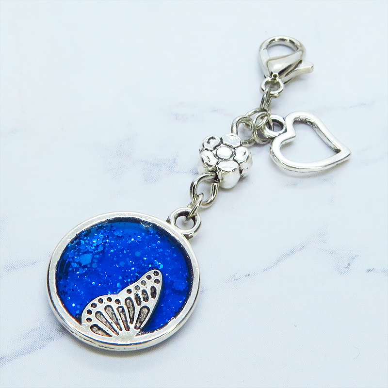 マスク・スマホチャーム ブルーレジンで彩色した蝶の羽と小さな花モチーフのチャーム ハート