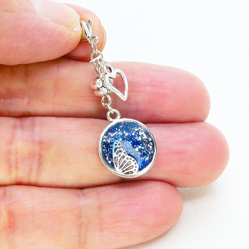 マスク・スマホチャーム ブルーレジンで彩色した蝶の羽と小さな花モチーフのチャーム ハート