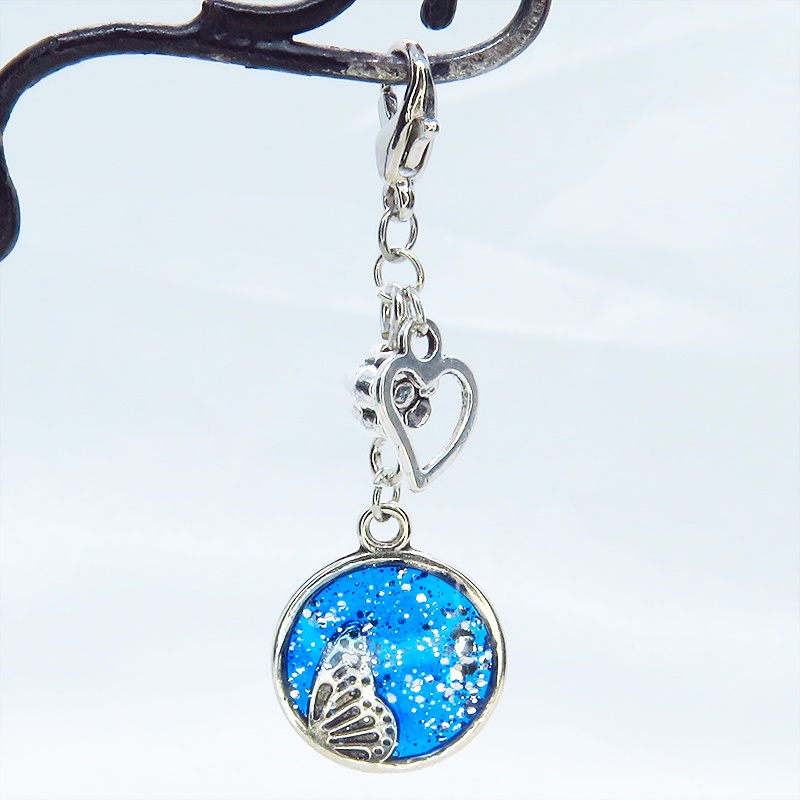 マスク・スマホチャーム ブルーレジンで彩色した蝶の羽と小さな花モチーフのチャーム ハート