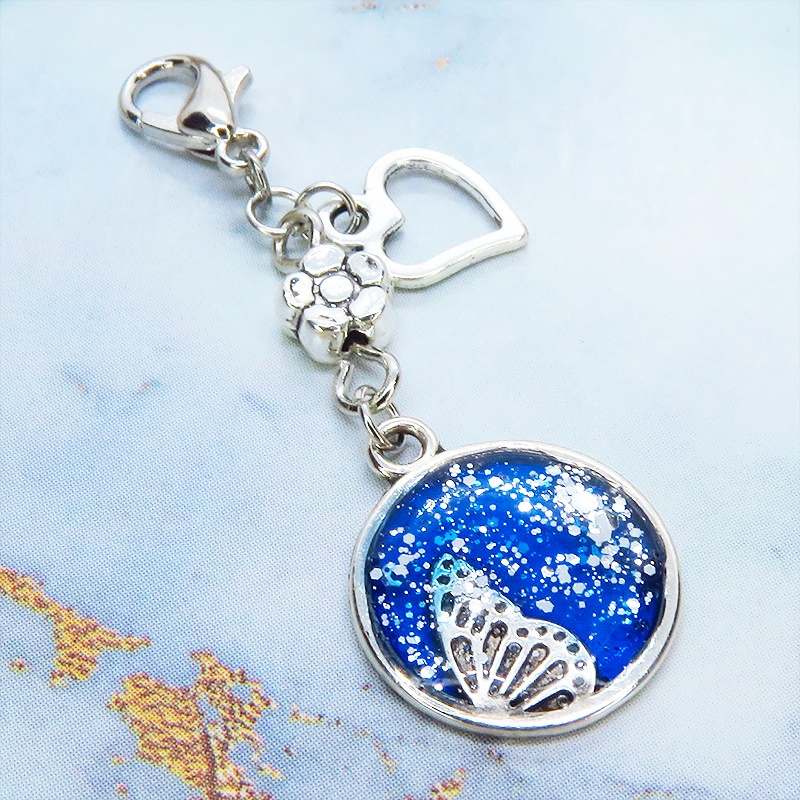 マスク・スマホチャーム ブルーレジンで彩色した蝶の羽と小さな花モチーフのチャーム ハート