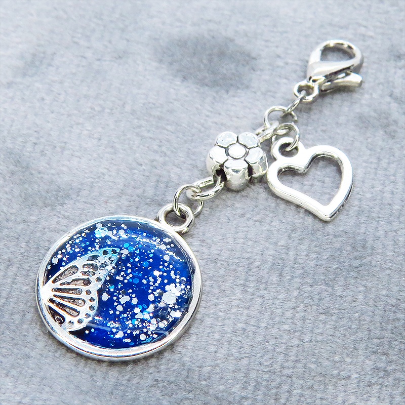 マスク・スマホチャーム ブルーレジンで彩色した蝶の羽と小さな花モチーフのチャーム ハート