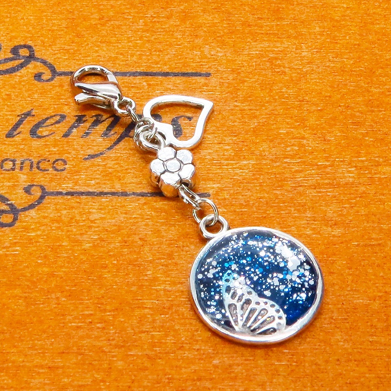 マスク・スマホチャーム ブルーレジンで彩色した蝶の羽と小さな花モチーフのチャーム ハート